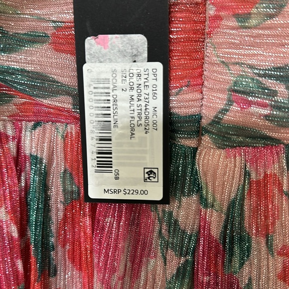 NWT Gianni Bini
Grace Plisse Floral Print Sweetheart Neck Cut-Out Tiered Dress - Picture 12 of 12